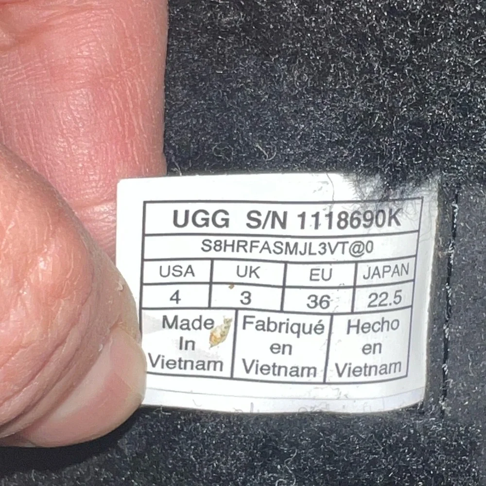 New Without‎ The Original Box Kids UGG Classic Short Black Boots Size 4
